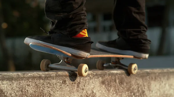 Close Dof Nierozpoznawalnych Człowiek Sobie Śmieszne Konopi Kolorowe Skarpetki Skateboarding — Zdjęcie stockowe
