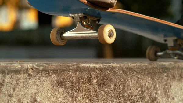 Macro Dof Irriconoscibile Giovane Skateboarder Naso Macina Una Sporgenza Cemento — Foto Stock