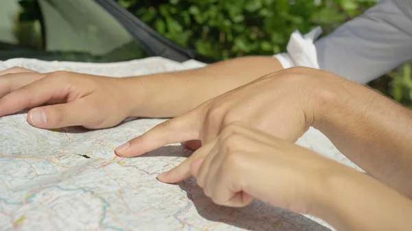 被写し界深度 クローズ アップ 不明な白人新婚夫婦は地図をポイントし 夏の道路の旅を計画します 自分の指先をすべる認識できないカップル ダウン 夏の休日の前の地図 — ストック写真