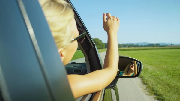 Close Carefree Young Woman Enjoying Scenic Drive Sunny Countryside Her — Stock Photo, Image