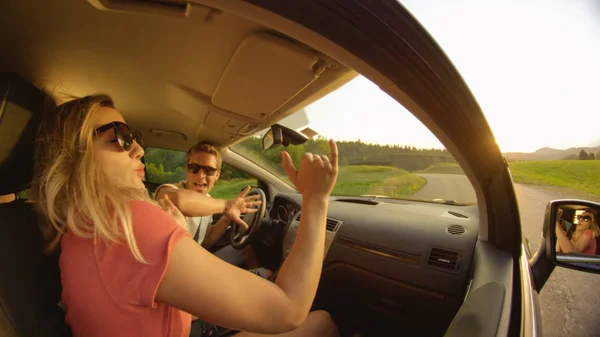 Zbliżenie Widok Boku Młoda Para Tańczy Samochodzie Podczas Jazdy Przez — Zdjęcie stockowe