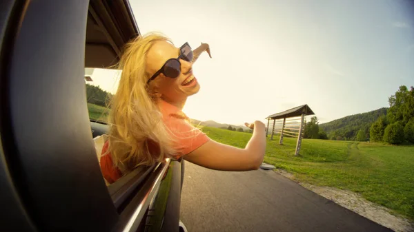Zbliżenie Szczęśliwy Kaukaskim Kobieta Rozciągający Się Okna Samochodu Jazdy Sielankowy — Zdjęcie stockowe
