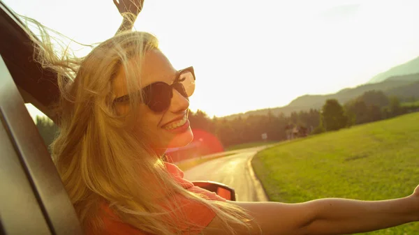 Chiusura Lente Flare Bella Giovane Donna Dai Capelli Biondi Naviga — Foto Stock