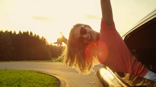 Lentes Flare Cerrar Feliz Chica Caucásica Extiende Sus Brazos Mientras — Foto de Stock