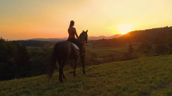 Lenas Aeriais Flare Jovem Irreconhecível Olha Para Espetacular Pôr Sol — Fotografia de Stock