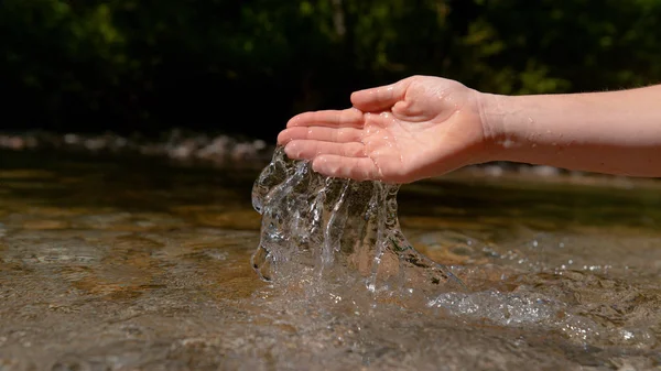 Close Kopie Ruimte Jeugdige Vrouw Giet Koude Glazig Water Terug — Stockfoto