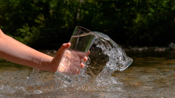 Close Onherkenbaar Jongedame Wandelen Bergen Scoops Koude Voorjaar Water Een — Stockfoto