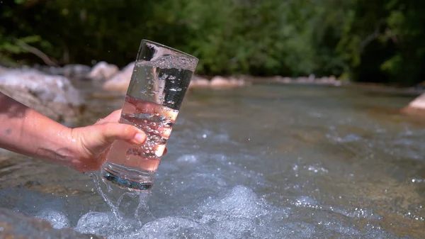 Close Невпізнавана Дівчина Збирає Освіжаючу Весняну Воду Велике Прозоре Скло — стокове фото