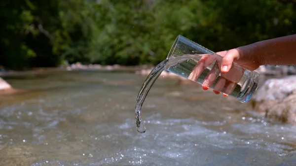 Fermer Jeune Personne Méconnaissable Verse Eau Cristalline Partir Grand Verre — Photo