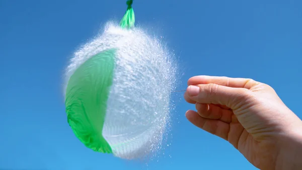 Close Onherkenbaar Houder Van Een Naald Doorboort Een Groene Ballon — Stockfoto