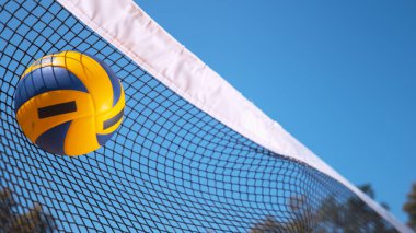 Kopya yer, yakın, Dof: Topu bir plaj voleybol oyun sırasında net bir siyah beyaz yakalanıyor. Sarı ve mavi topu boş net içine bir güneşli yaz gününde uçar. Muhteşem yaz tatil spor.