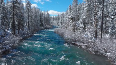 Karlı vadi güzel turkuaz Nehri