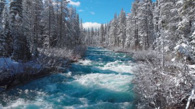 Karlı vadi güzel turkuaz Nehri