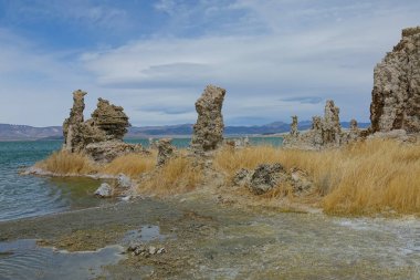 Kurak manzara güzel gölde güzel kayalık oluşumlar ortaya. Ismarlayarak Sierra Nevada dağ silsilesi Mono Gölü çevreleyen Kaliforniya sonbahar vahşi.