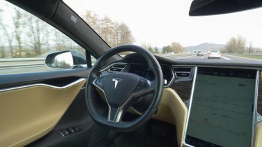 Özerk Tesla araba, Mart 2018 - kadar yakın: sürücüsüz araç gri manzara ile önde gelen bir meşgul karayolu gezinme gelişmiş. Yüksek teknoloji otonom araç otoban sürüş. Serin Tesla.