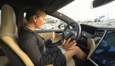Tesla özerk, Mart 2018 - kadar yakın: Beyaz bir kadın kendisini kontrolü özerk otopark hayran arabadır. Genç iş kadını kendini boş bir nokta haline park arabasını görmek için heyecanlı olduğunu.