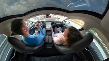 Tesla özerk arabayı, Mart 2018 - yakın: kaygısız iki özerk bir Tesla araba sürüş sırasında dans. Pervasız sürüş ve yol kendini direksiyon araca dikkat kadın ve.