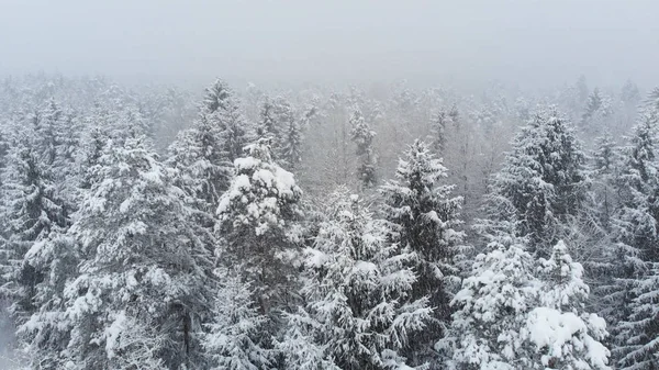 Hava Bir Düzeltme Sıvısını Öfkeleniyor Sakin Dağlarda Ise Karla Kaplı — Stok fotoğraf