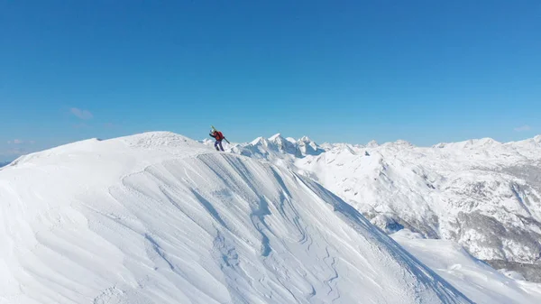 在阳光明媚的冬日 滑雪者正沿着雪山的山脊飞行 准备乘坐覆盖阿尔卑斯山的新鲜粉末雪 令人叹为观止的雪地冰川景观 — 图库照片