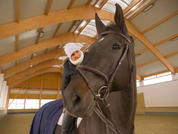 Κοντινό Πλάνο Ευτυχισμένος Καυκάσιος Κορίτσι Δέσιμο Την Berfore Όμορφο Άλογο — Φωτογραφία Αρχείου