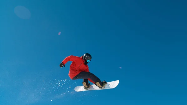 Impresionante Snowboarder Masculino Profesional Montar Día Soleado Haciendo Truco Alto — Foto de Stock