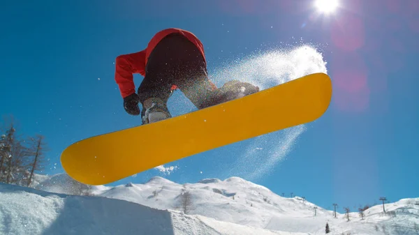 Lens Flare Close Pro Snowboarder Kicker Kenarına Kadar Sürmek Harika — Stok fotoğraf