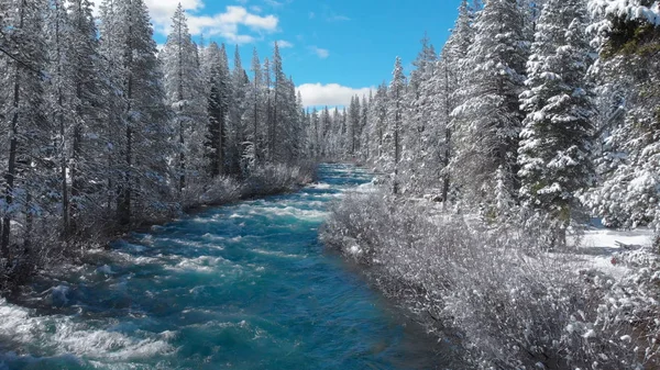 Belle Rivière Turquoise Dans Vallée Enneigée — Photo