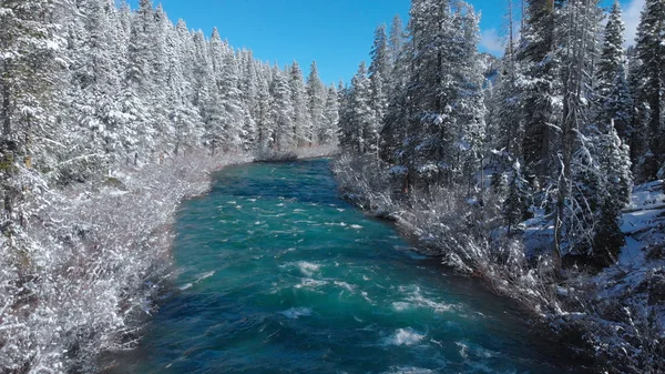 Belle Rivière Turquoise Dans Vallée Enneigée — Photo