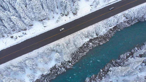 雪に覆われた渓谷の美しいターコイズ ブルー川 — ストック写真