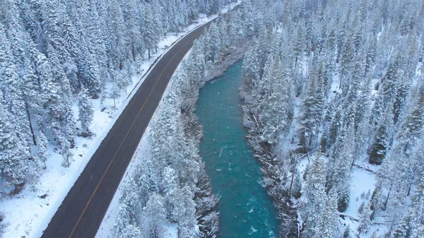 Belle Rivière Turquoise Dans Vallée Enneigée — Photo