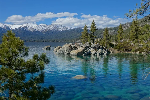 Aerial Flying Breathtaking Emerald Lake Snowy Mountains California Spectacular Aerial — Stock Photo, Image