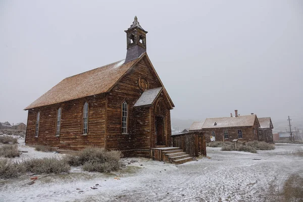 Kaliforniya altına hücum üzerinden bir pastoral terk edilmiş maden kasabası eski ahşap kilisede taze karla kaplı. Kışlıklar Amerikan vahşi ortasında ahşap binaların pitoresk atış