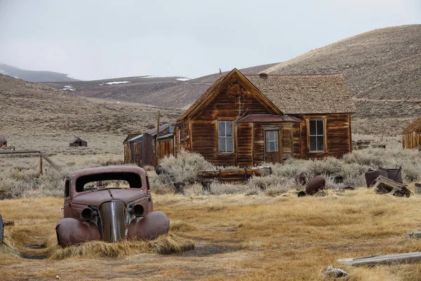 Rusty Carro Antigo Estacionado Frente Casa Madeira Lentamente Decadente Deserto — Fotografia de Stock