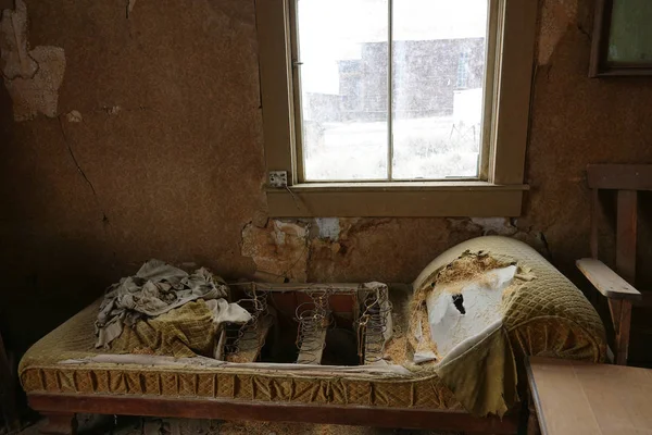 Torn Yellow Mattress Decaying Abandoned Country House Ghost Town Californian — Stock Photo, Image