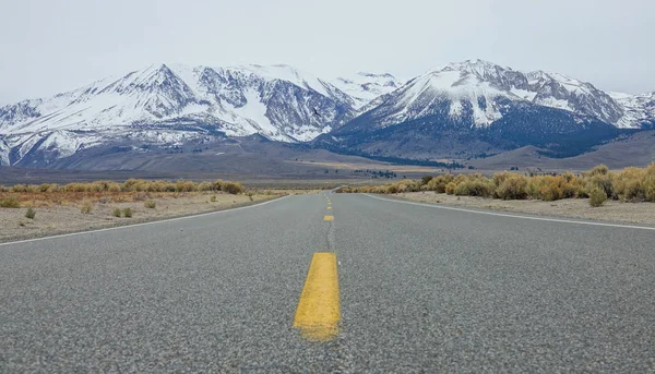 Lage Hoek Spectaculair Uitzicht Majestueuze Rockies Lege Asfalt Snelweg Leidt — Stockfoto