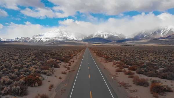 Aerial Schilderachtige Asfalt Snelweg Die Door Ruige Wildernis Van Nevada — Stockfoto