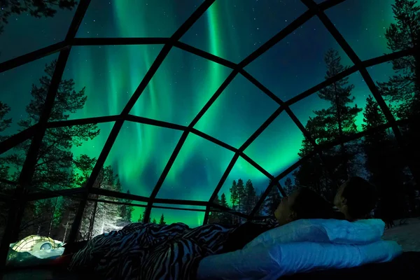 Finlandiya Karlı Bir Manzaranın Üzerinde Renkli Bir Gece Gökyüzü Beliriyor — Stok fotoğraf