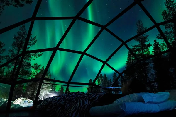 Yakın Serin Camsı Evinden Gece Gökyüzü Gözlem Eğleniyor Neşeli Kadın — Stok fotoğraf