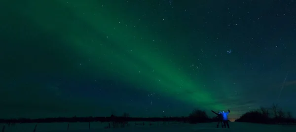 Genç Kafkas Turist Çift Silah Outstretches Muhteşem Aurora Borealis Görmek — Stok fotoğraf