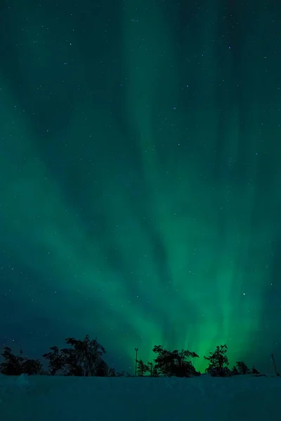 Dikey Muhteşem Aurora Borealis Apperaing Fin Kırsal Sakin Karlı Manzarada — Stok fotoğraf