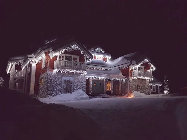 Grande Casa Com Ornamentos Brilhando Brilhante Uma Noite Fria Inverno — Fotografia de Stock