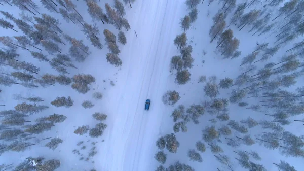 Aerial Top Blue Car Driving Slippery Snowy Road Dense Frosty — Stok fotoğraf