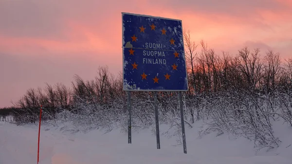 Robusta Natura Selvaggia Invernale Circonda Cartello Stradale Blu Confine Tramonto — Foto Stock