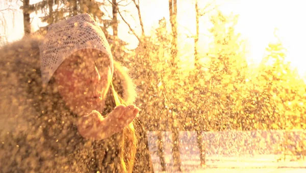 Κοντινό Πλάνο Χαρούμενα Θηλυκό Τουριστών Χτυπήματα Φρέσκο Χιόνι Από Χέρι — Φωτογραφία Αρχείου