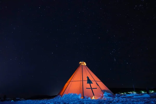 Оранжевая Светящаяся Палатка Покоится Ясным Звездным Небом Холодную Зимнюю Ночь — стоковое фото