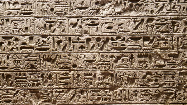 Fechar Letras Símbolos Egípcios Tradicionais Esculpidos Uma Grande Laje Pedra — Fotografia de Stock
