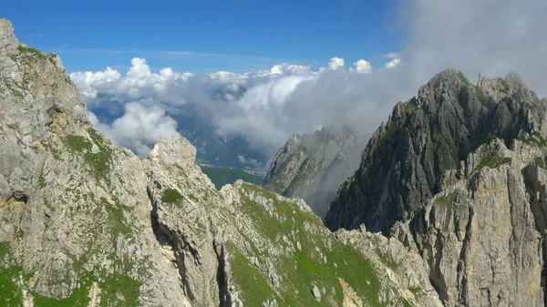 Aérien Brume Blanche Les Nuages Roulent Doucement Sur Les Montagnes — Photo