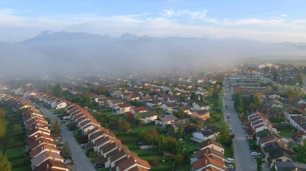 Aerial Névoa Matinal Densa Reúne Sobre Grande Bairro Suburbano Eslovênia — Fotografia de Stock