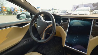 Özerk Araba, Mart 2018 - yakın kadar yüksek teknoloji Tesla araç boş bir park alanı içine tersten direksiyon. Serin bir teknolojik açıdan gelişmiş kendini geri vitese araç park sürüş vurdu.