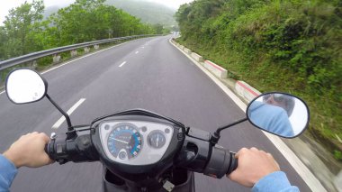 POV: pitoresk Vietnam tropikal ormana giden boş asfalt yol boyunca bir motosiklet Binme. Dünya ünlü doğal Hai Van dağ arasında bir motosiklet sürme güzel kare geçmek.